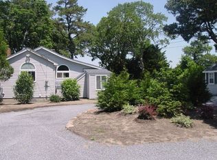 4 Meadowbrook Ln, Riverhead, NY 11901