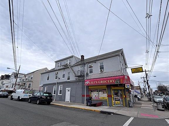 3rd image of 365 10th Ave