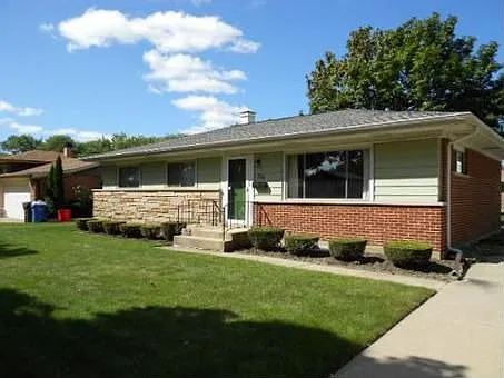 920 Spruance Pl photo 1