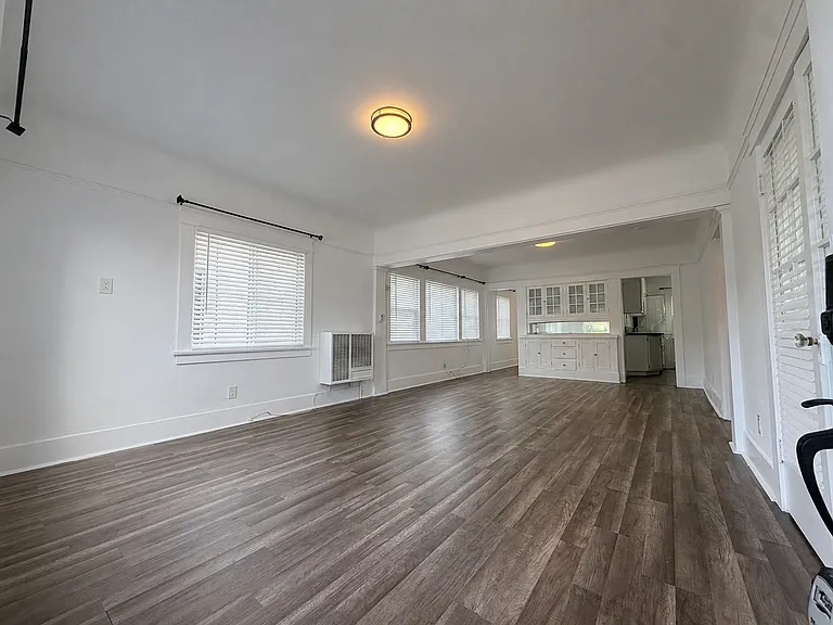 1027 E 2nd St — Photo 11