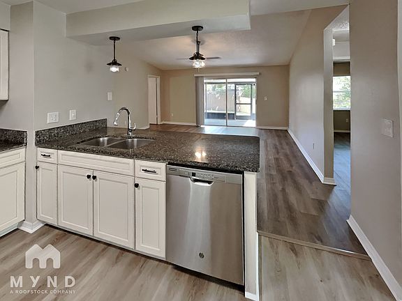 5th image of 14013 Fullerton Dr