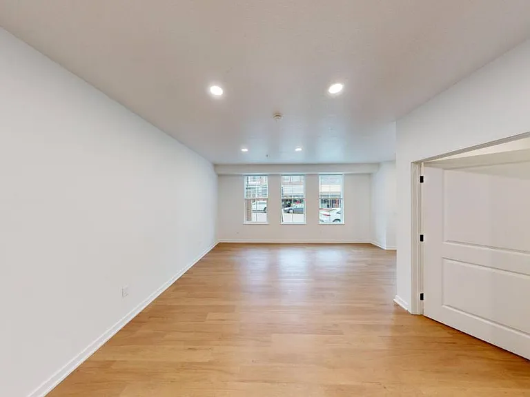 121 N Federal Ave — Photo 4