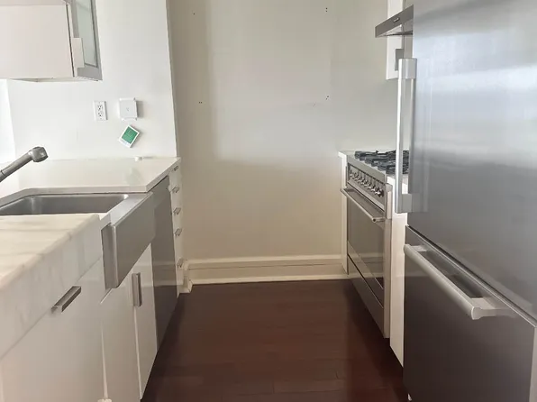 60 Riverside Boulevard image 5 of 27