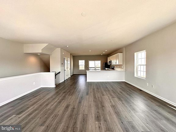 5th image of 526 Parkland Dr