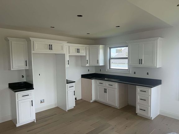 3rd image of 136 Cloyd Ln