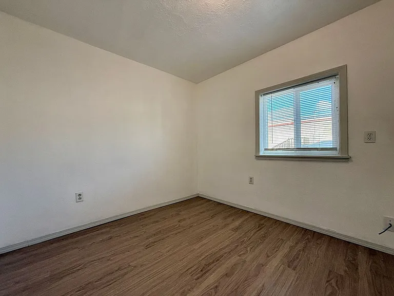 You Don't Want To Miss This Home That Is Walking Distance From Downtown Redmond!! — Photo 11