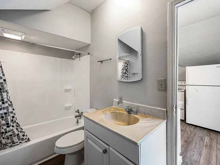 215 E South St — Photo 17