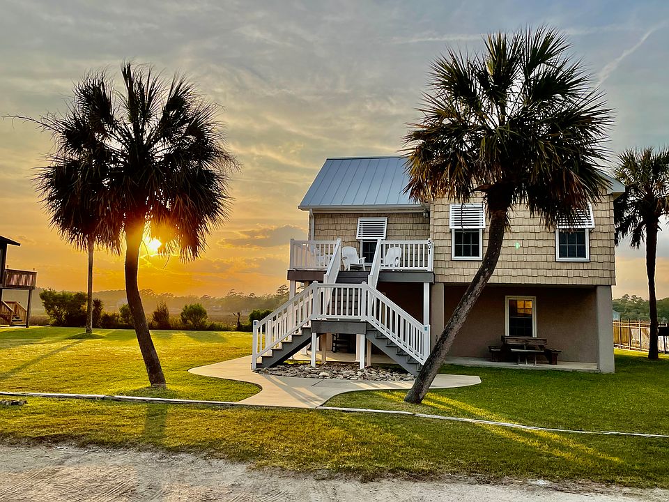 Front of the house facing ocean.