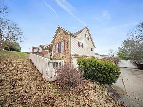 3rd image of 611 Avery Ct