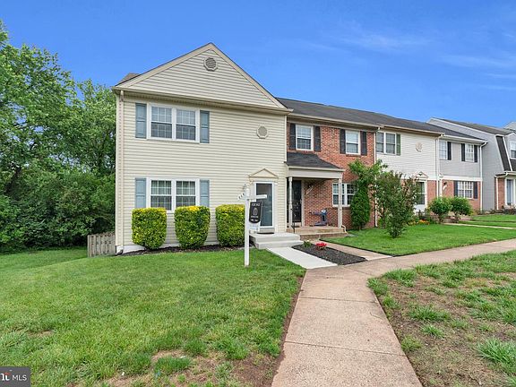 3rd image of 8683 Point Of Woods Dr
