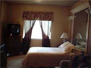 5th image of 402 Laurel Pine Dr