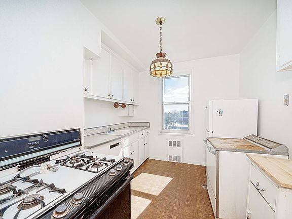 5th image of 2250 Benson Ave #4C
