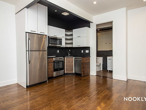 3rd image of 945 Willoughby Ave APT 4R
