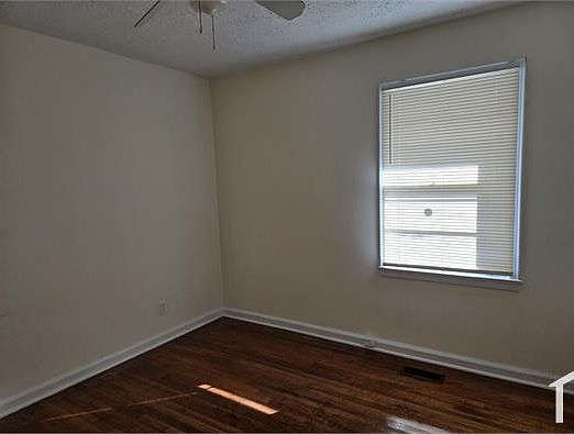 5th image of 2332 Carey Dr SE