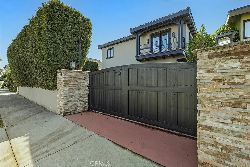 6 bed, 4537 sqft, $19,500 — Photo 1