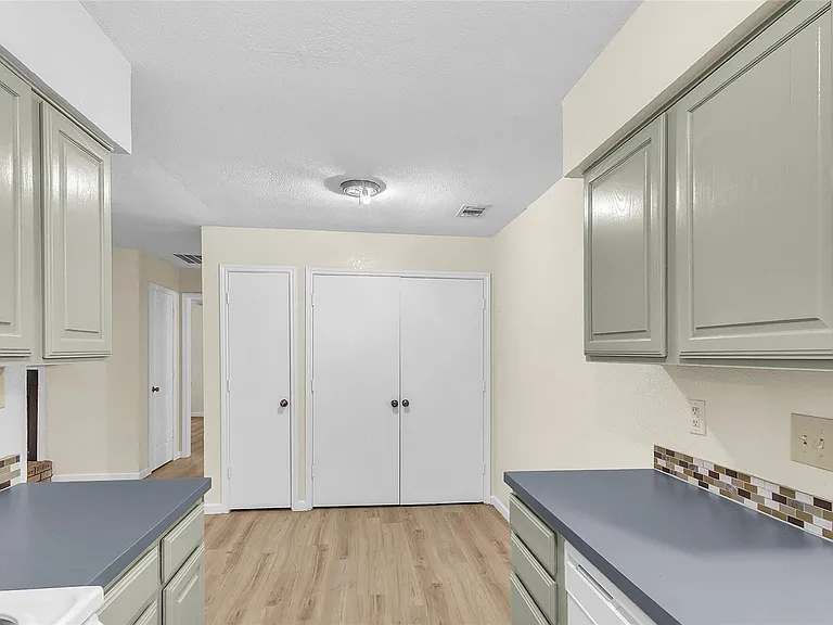 209 W Trinity St #C — Photo 8