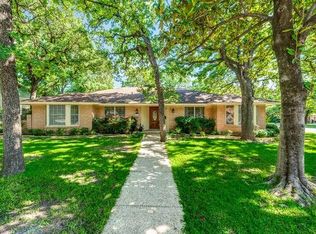 637 Hillview Dr, Hurst, TX 76054