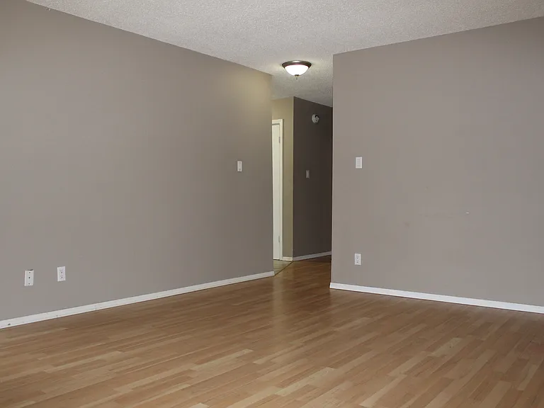 202 Avenue N S — Photo 4