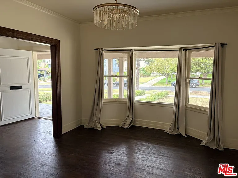 2142 S Victoria Ave — Photo 9