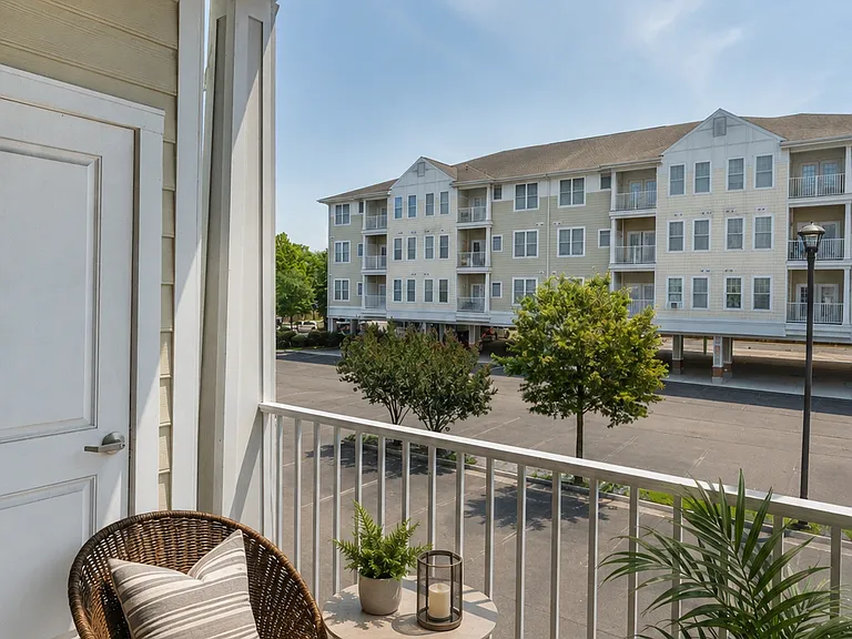 Promenade Pointe — Photo 10