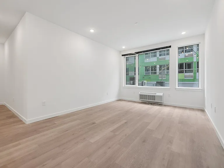 130 Monitor Street — Photo 29