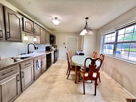 3rd image of 3 Whitney Ln