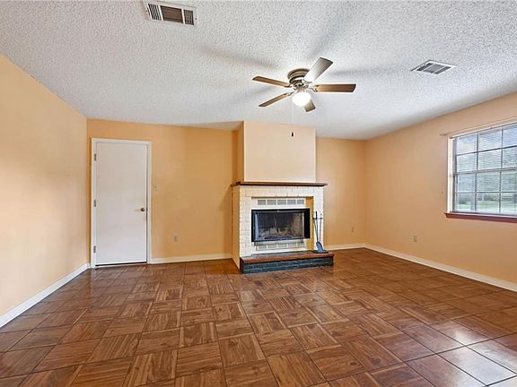 3rd image of 213 Fleur De Lis Dr