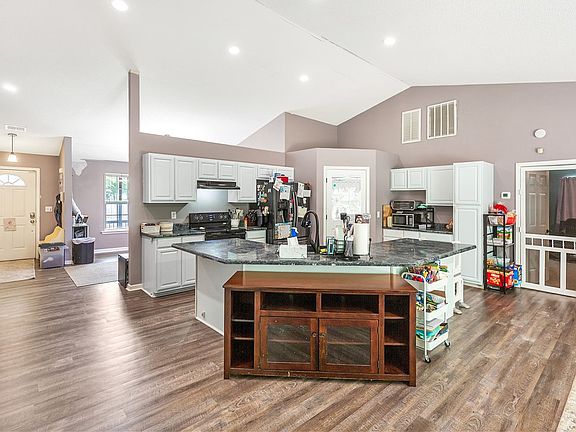 3rd image of 632 Hunters Ln