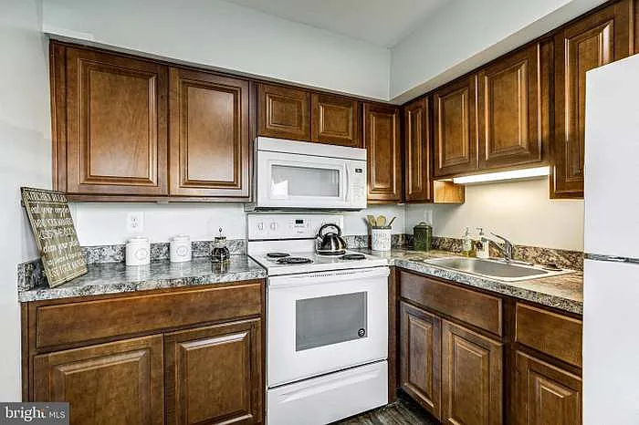 323 Sweet Briar Ct — Photo 10
