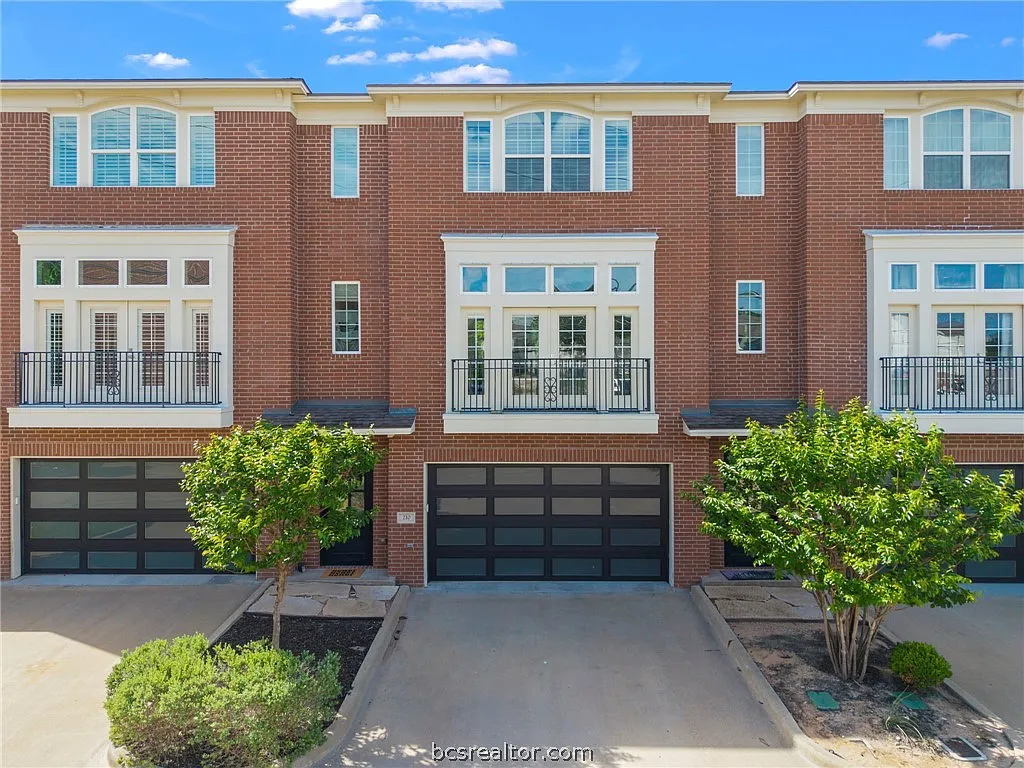 3 bed, 3.5 bath, 2360 sqft, $2,500 — Photo 1