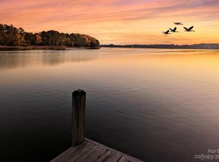 618 Fairway Shores Rd, Mount Gilead, NC 27306