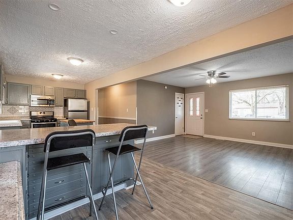 5th image of 1047 S Lyons Ave