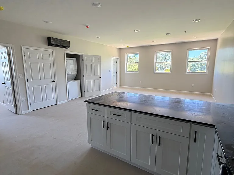3900 Roland Ave — Photo 10