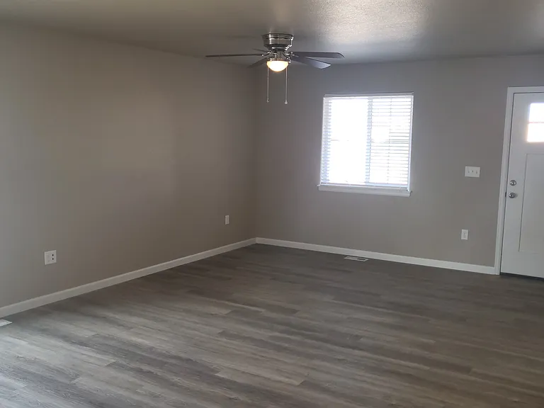 565 S Aguilar Dr — Photo 2