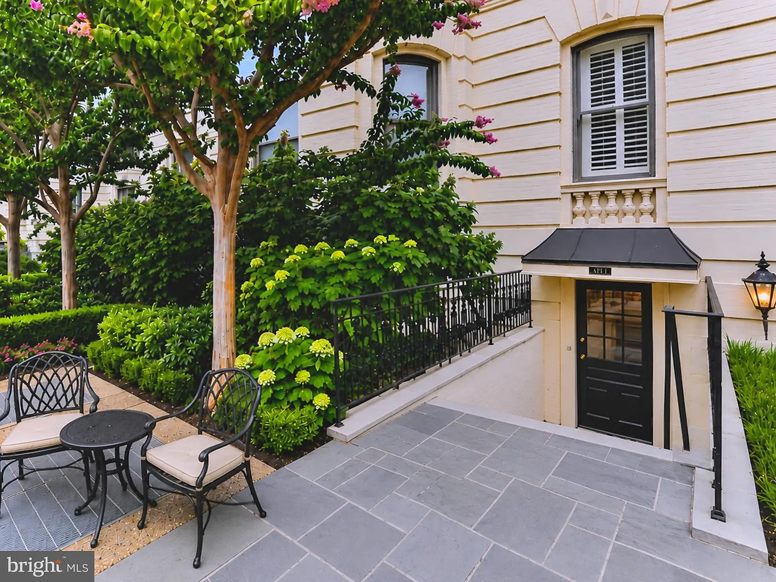 Kalorama Court — Photo 4