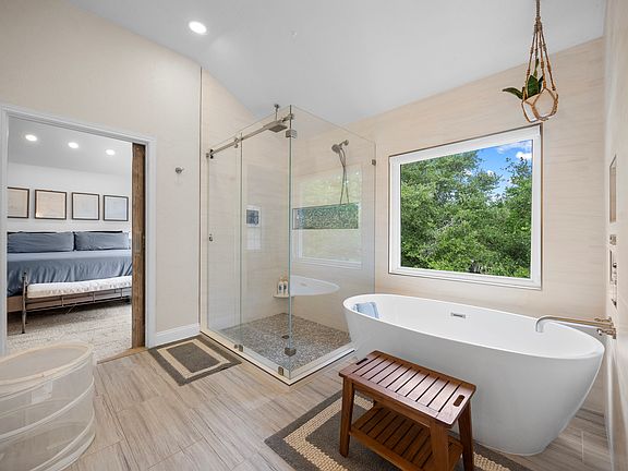 Luxurious Master Suite Retreat. Resort-like Shower, Soaking Bath and Beautiful Vanities