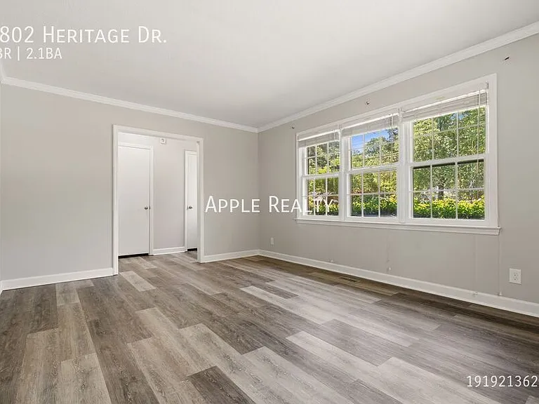4802 Heritage Dr — Photo 2
