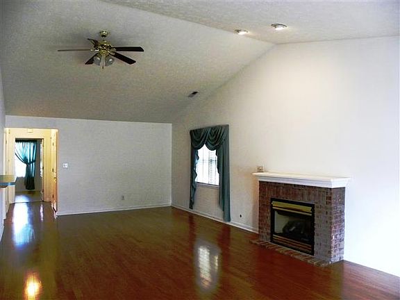 4th image of 442 Waterford Ln