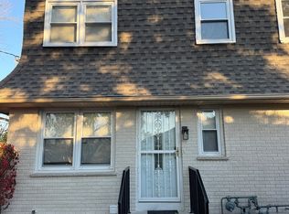 878 Village Quarter Rd, Dundee, IL 60118