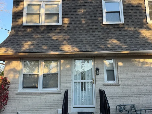 878 Village Quarter Rd, Dundee, IL 60118