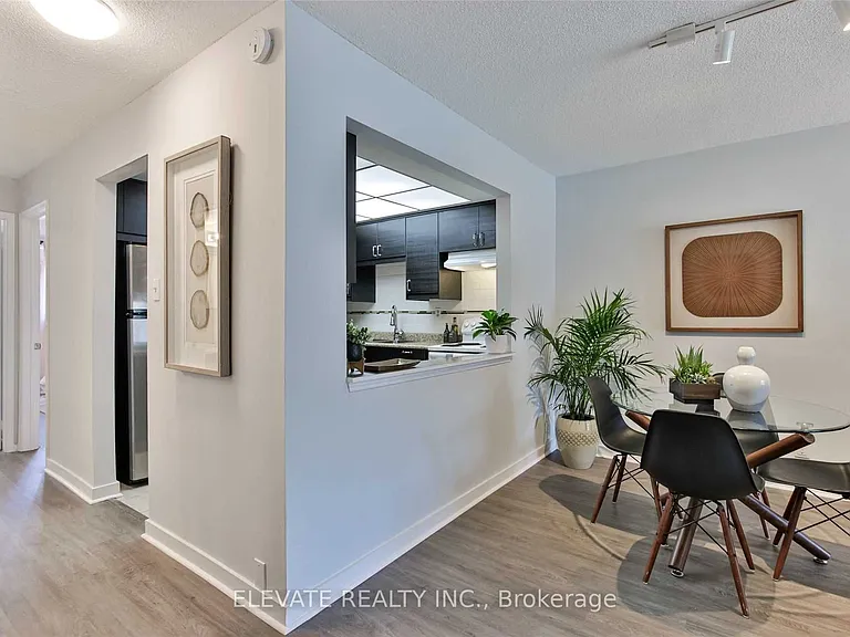 2131 Dufferin St — Photo 5
