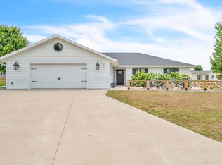 621 Meadowlark Ln, Arnolds Park, IA 51331