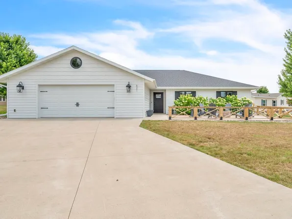 621 Meadowlark Ln, Arnolds Park, IA 51331
