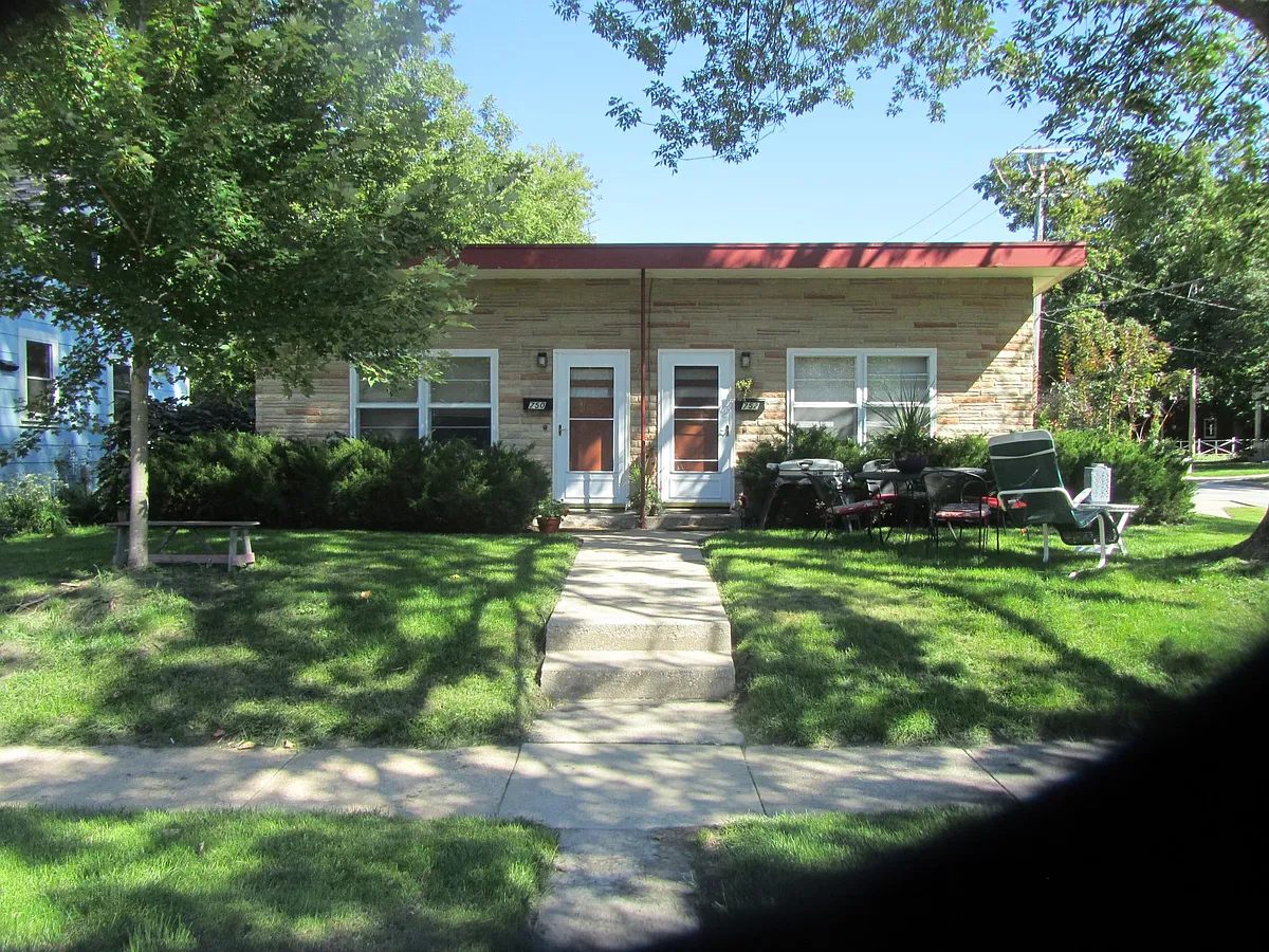 Entrance - 750 Grant St