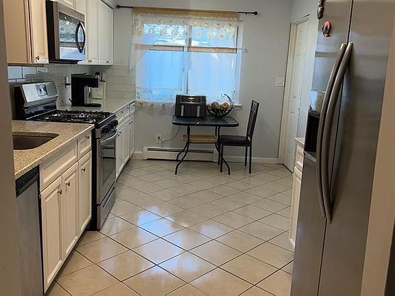 5th image of 136 Acorn Avenue