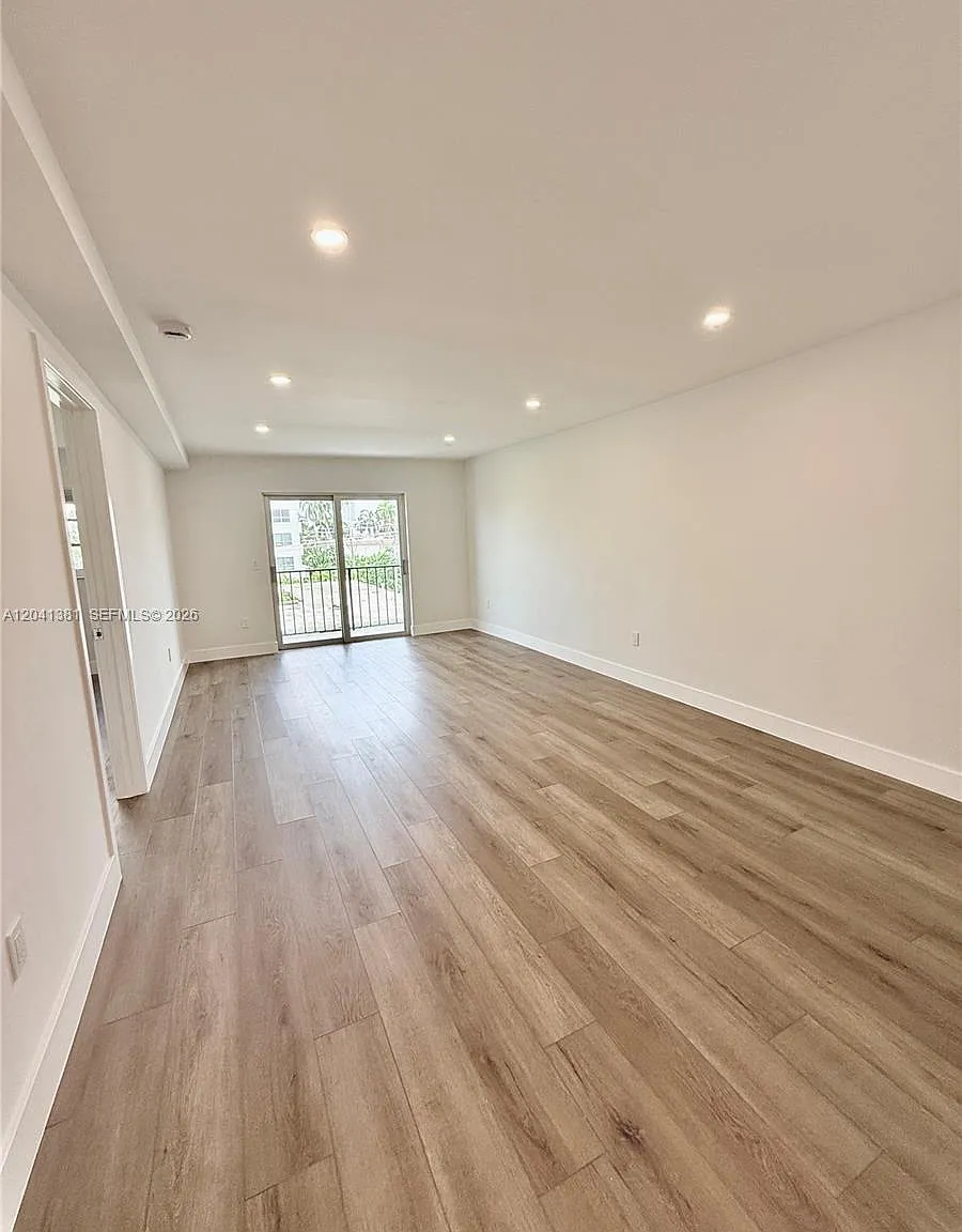 1900 Meridian Ave Condo — Photo 2