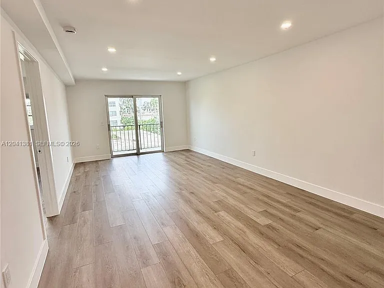 1900 Meridian Ave #403 — Photo 2