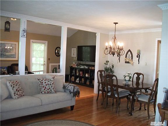 4th image of 8 Emily Ct