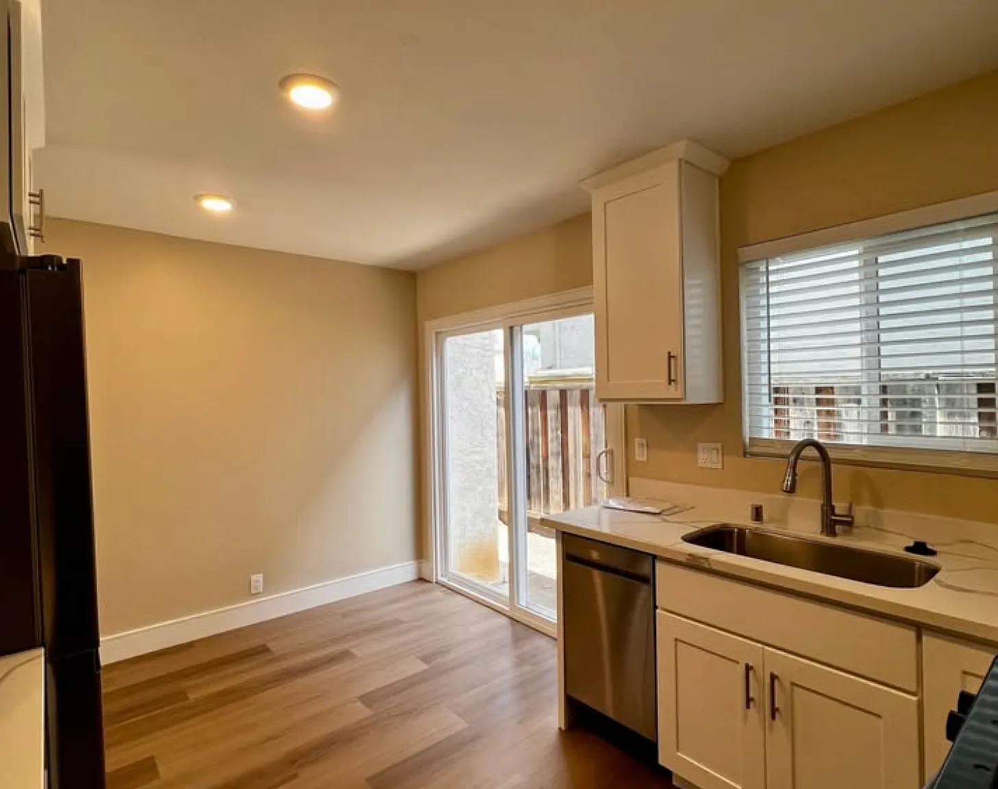 2 bed, 1.5 bath, 920 sqft, $3,295 — Photo 2