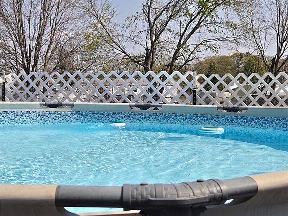 3rd image of 811 Pine Grove Rd